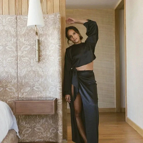 NWT B.FREEDOM Simona Top - Satiny Cropped Long Sleeve Blouse, Size M - Picture 2 of 6